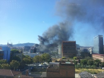 Una espectacular columna de fum s'eleva des de la nau abandonada que ha cremat aquest dilluns a Barcelona, al costat de la plaça de les Glòries RAÜL BOSCH / ACN