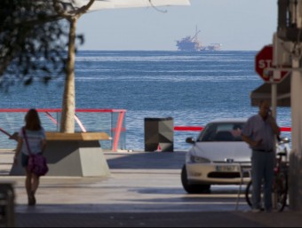 La plataforma d'injecció ubicada sobre el dipòsit de gas, vista ahir des d'Alcanar JOSÉ C. LEON