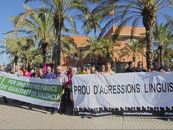 Alguns dels concentrats davant la comissaria de la policia d'Elx. B. VIDAL