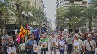 Una concentració a Alacant en favor dels mestres de les Balears EL PUNT AVUI