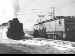 Una màquina de vapor n'avança una d'elèctrica en un gest d'afirmació d'un temps que s'estava acabant. AMICS DEL FERROCARRIL, COMARQUES GIRONINES