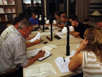 El moment de la votació dels regidors de l'acord sobre el sistema de retribució de l'alcalde de Castellfollit de la Roca, la qual va ser secreta. ACN