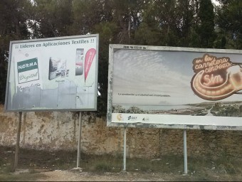 Tanques publicitàries al nucli urbà de la vila. B. SILVESTRE