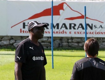 Tommy N'Kono amb Javier Aguirre a l'entrenament de l'Espanyol FERRAN CASALS