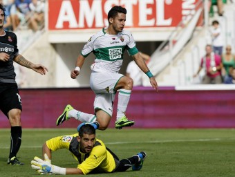 Coro salta per sobre Casilla i davant Colotto ahir després de fer el primer gol EFE