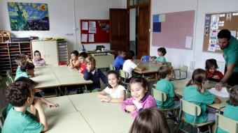 Nens d'una escola de Palma ahir, primer dia de classe després de tres setmanes. Molts anaven amb la samarreta verda que identifica la protesta TERESA AYUGA /DBALEARS.CAT