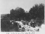 El tramvia del Baix Empordà passant pel pont de la Bisbal AJUNTAMENT GIRONA CRDI FONS NARCÍS SANS (AUTOR DESCONEGUT)