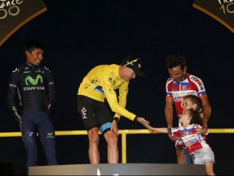 Chris Froome saluda els fills de Joaquim Rodríguez en el podi final del Tour de França d'aquest any ERIC GAILLARD/REUTERS