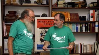 Manel Domènech, representant de l'Assemblea de Docents, i Jaume Mateu, president de l'Obra Cultural Balear, amb el xec d'El Punt Avui MARCOS CARRERA