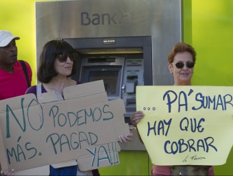 Els veïns del barri de la Floresta ja s'ha plantat davant quatre entitats bancàries per reclamar les quotes d'escala que tenen pendents. J.C. LEÓN