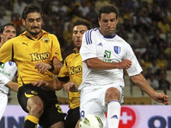 Yagüe, amb samarreta blanca, en un AEK-Dinamo de Tblisi de l'Europa League el 2011. EFE