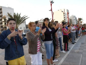 Els participants a la protesta contra la plataforma Castor fan una xiulada, aquest dimecres a Vinaròs EFE