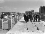 Visita d'obres del ministre Fernández de la Mora. Al viaducte encara hi havia les vies de l'antic traçat. ARXIU NARCÍS SANS/CRDI