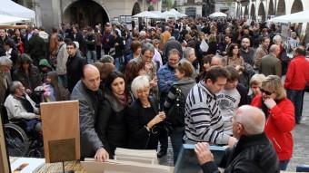 Per la diada de Tots Sants la capital gironina s'omple de visitants que es passegen per les fires i mercats que es fan aquesta jornada EL PUNT AVUI