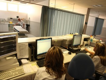 Personal de l'hospital comarcal del Ripollès treballant, en una imatge d'arxiu. LLUÍS SERRAT