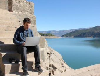 Jordi Ubach, editor del diari electrònic ‘Pallars Digital', fotografiat al pantà de Sant Antoni.  D. MARÍN