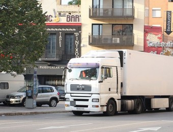 Un dels camions de més de 4 eixos que diàriament travessen Figueres en direcció a Olot, al punt on un col·lectiu vol tallar el trànsit LLUÍS SERRAT