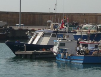 A l'esquerra, una de les tres embarcacions del port d'Arenys que participen en el projecte Pesca Turisme T.M