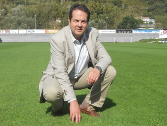 Eudald Morera, fotografiat amb la gespa del camp de futbol de la UE Olot.  URE COMAS