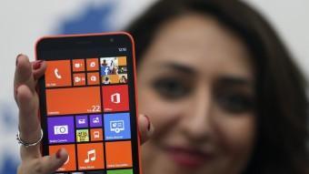 El Lumia 1320, mostrat per una model poc després de la presentació d'ahir, es farà en quatre colors BEN JOB / REUTERS