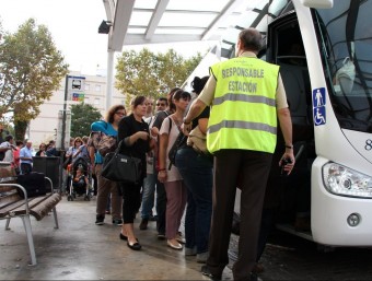 Passatgers pujant ahir en un dels autobusos a Vilanova per anar a Sant Vicenç ACN