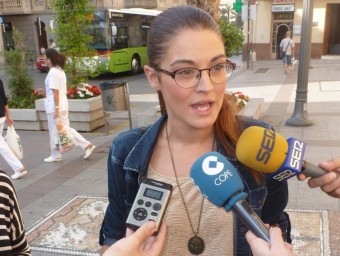 Mireia Mollà atén els mitjans de comunicació. EL PUNT AVUI