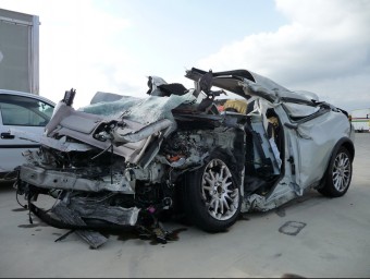 Estat en el que va quedar el Volvo D5, el vehicle que conduïa la víctima en el moment de l'accident Ò. PINILLA
