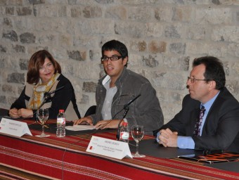 L'alcalde de Morella amb els representants de l'AVL i l'Institut Llull. EL PUNT AVUI