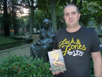 Manel Fortís, amb el seu nou llibre, fotografiat amb la “Maternitat” de Clarà, un dels escenaris de l'obra. J.C