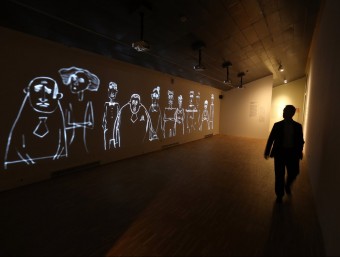 A l'esquerra, vídeo d'animació del conte ‘Els subalterns'; a la dreta, detallsde l'exposició.. QUIM PUIG