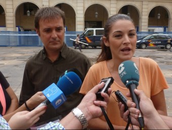 Mireia Mollà i Ignasi Bellido presenten la proposta davant els mitjans de comunicació.