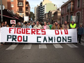 Una trentena de veïns van participar al primer tall de carretera convocat pel col·lectiu ciutadà Figueres Democràcia, ahir al migdia. JOAN SABATER