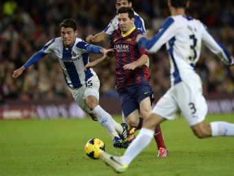 Messi intenta marxar d'Héctor Moreno en el partit d'ahir AFP