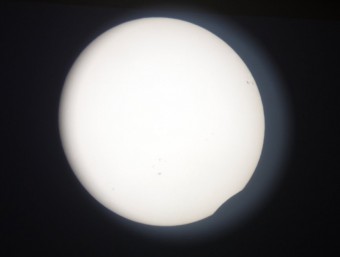Un dels moments de l'eclipsi parcial de sol que s'ha pogut veure des del Centre d'Observació de l'Univers, al Montsec ACN