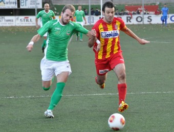 Sergi Moreno, a l'esquerra, pugna amb Gely en el partit al camp del Manlleu IRIS SOLÀ