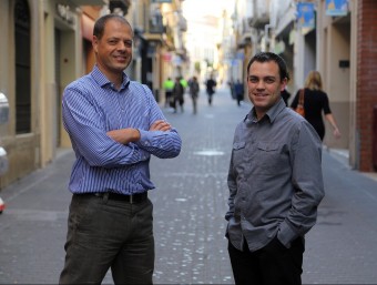 Tomàs Martínez i Jordi Mestre en un dels carrers comercials de Mataró d'on tenen comerços al web.  QUIM PUIG