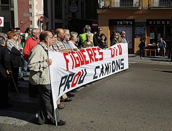 Una trentena de persones van tornar a tallar ahir la N-IIa a Figueres –avinguda Salvador Dalí– perquè deixin de passar camions. MANEL LLADÓ