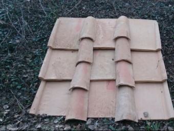 Les teules planeres i les rodones es combinaven per construir la teulada de les cases romanes. CRISTINA COLOM