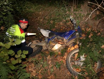 Un agent dels Mossos inspeccionant la moto tot terreny de la víctima JOAN CASTRO / ICONNA