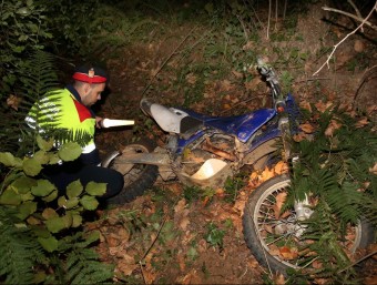 Un efectiu dels Mossos inspeccionant dissabte passat a la tarda la moto que conduïa la víctima JOAN CASTRO / ICONNA