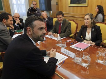 El conseller Vila i la ministra Pastor, ahir a Madrid instants abans de començar la reunió sobre Rodalies KOTE RODRIGO / EFE