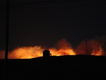 Les flames de l'incendi forestal a Vilopriu, vistes des de lluny ACN