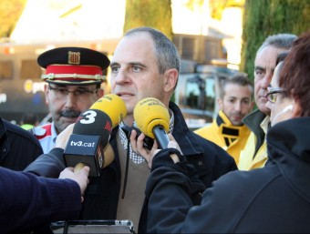 El cap del departament d'Interior a Girona, Albert Ballesta, fent declaracions als mitjans aquest dimarts al matí ACN