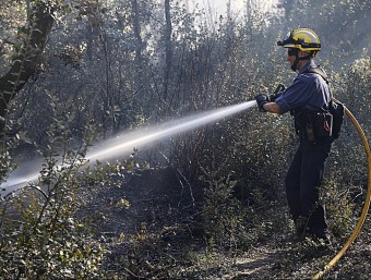 Un bomber remulla una de les zones afectades per l'incendi del Baix Empordà MANEL LLADÓ