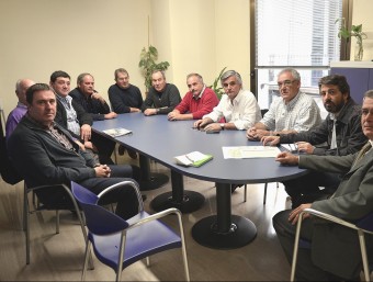 Els alcaldes dels pobles afectats pel foc fan una visita a la seu de l'ACA, a Girona. ICONNA