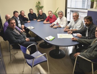 Els alcaldes i representants dels pobles afectats pel foc durant la visita a la seu de l'ACA, a Girona. JOAN CASTRO / ICONNA