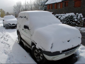 Dos cotxes coberts per un gruix considerable de neu a un carrer d'Espot, al Pallars Sobirà ACN