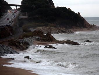 Les onades trenquen entre Sant Pol de Mar i Calella ACN