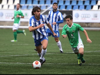 Ferran avança amb la pilota als peus en una acció del partit d'ahir a Vilatenim MANEL LLADÓ