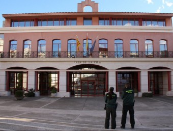 Dos agents de la Guardia Civil, aquest dimecres al davant de l'Ajuntament d'Alcanar ACN